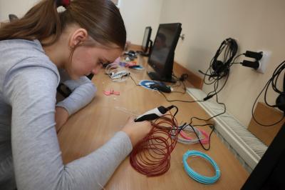 Uczniowie podczas zajęć robotyki