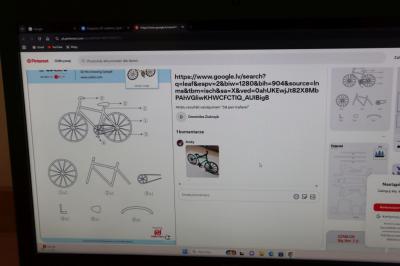Widok na monitor wyswietlający projekty 3d