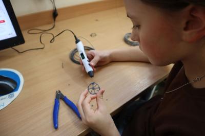 Uczniowie podczas zajęć robotyki