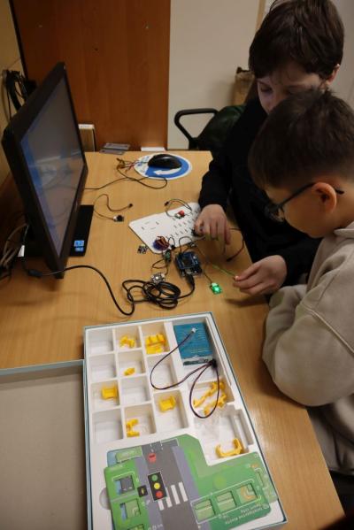 Uczniowie podczas zajęć robotyki