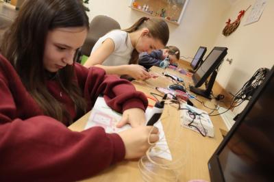 Uczniowie podczas zajęć robotyki