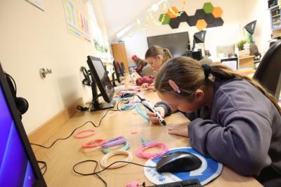 Uczniowie podczas zajęć robotyki