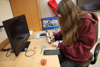 Uczniowie podczas zajęć robotyki