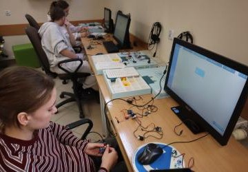 Zajęcia robotyki w klasach 6a i 6b – technologia w praktyce. #LaboratoriaPrzyszłości