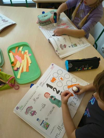 Przedszkolaki w trakcie zajęć projektowych z języka angielskiego