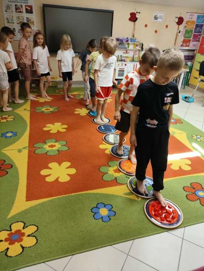 Przedszkolaki w trakcie zajęć projektowych z języka angielskiego